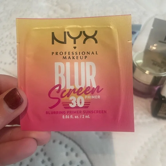 Small sized skin care bundle (mostly Estée Lauder with a few other samples) - Picture 8 of 9